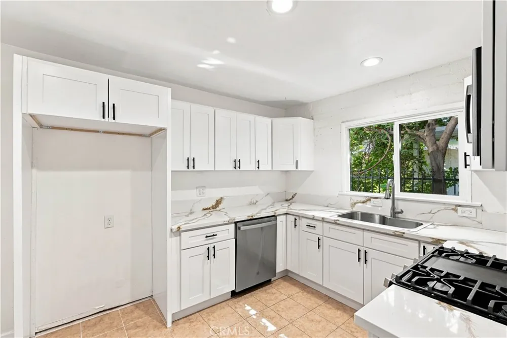 16020 Kittridge Street Lake Balboa, CA 91406