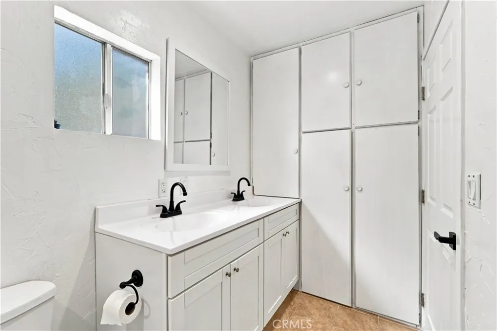 16020 Kittridge Street Lake Balboa, CA 91406
