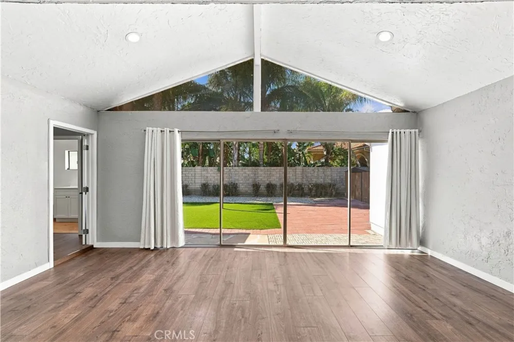 16020 Kittridge Street Lake Balboa, CA 91406