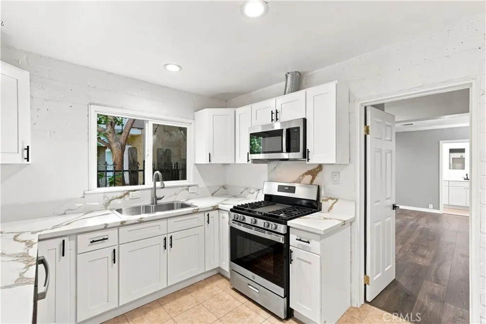 16020 Kittridge Street Lake Balboa, CA 91406