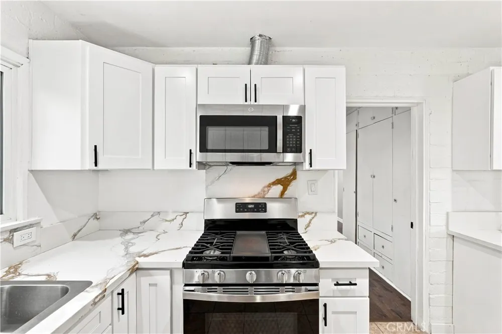 16020 Kittridge Street Lake Balboa, CA 91406