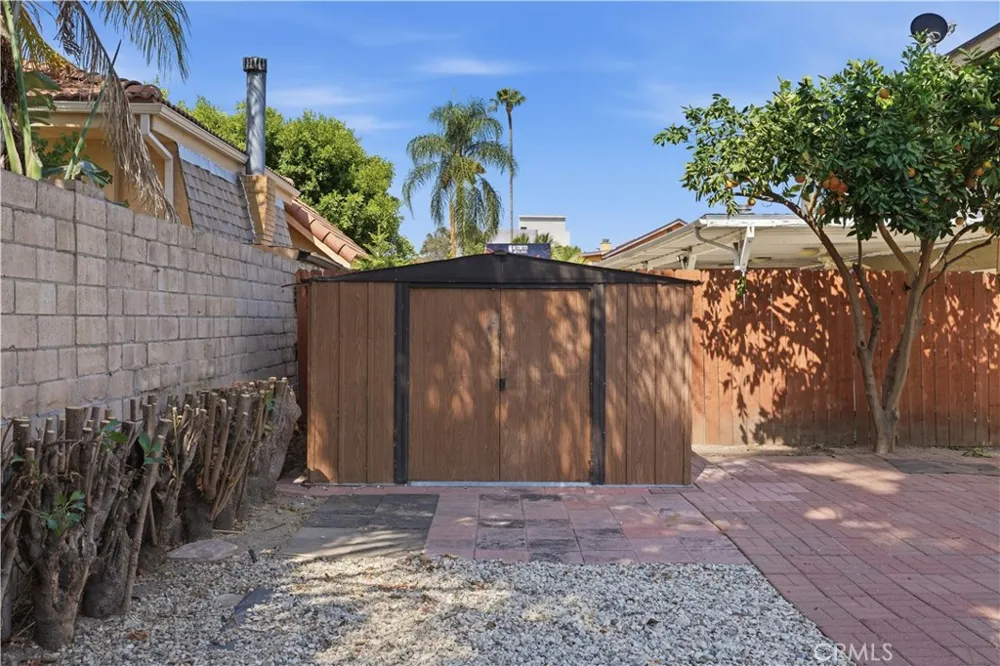 16020 Kittridge Street Lake Balboa, CA 91406