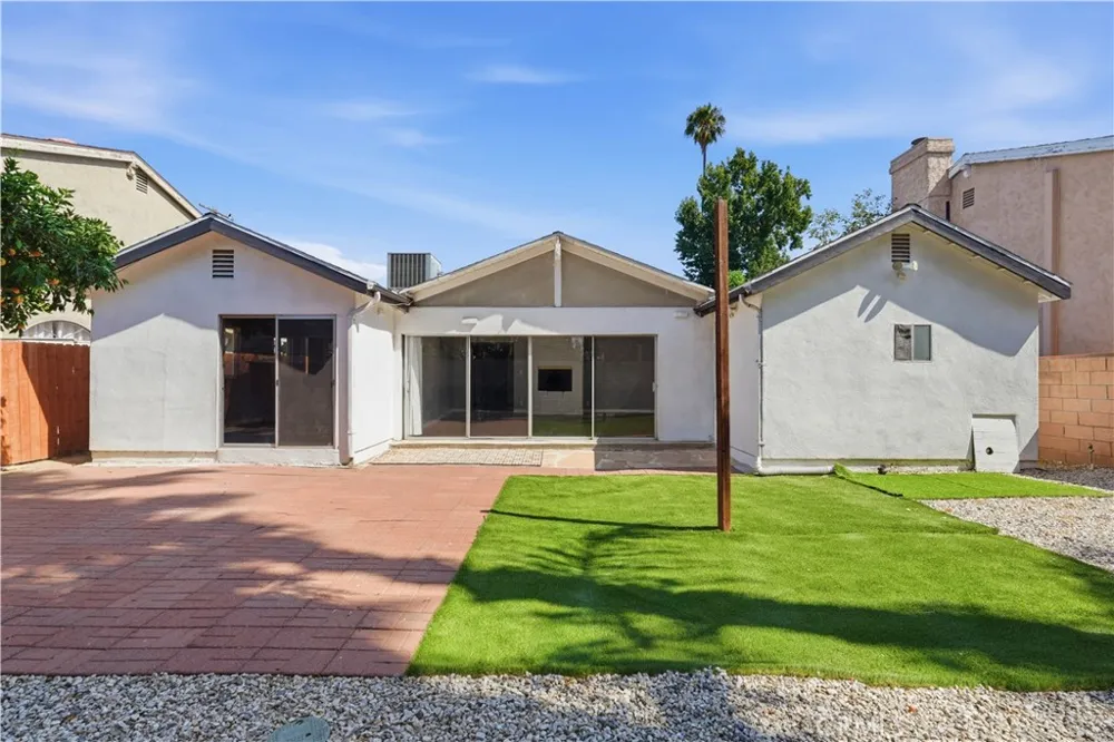 16020 Kittridge Street Lake Balboa, CA 91406