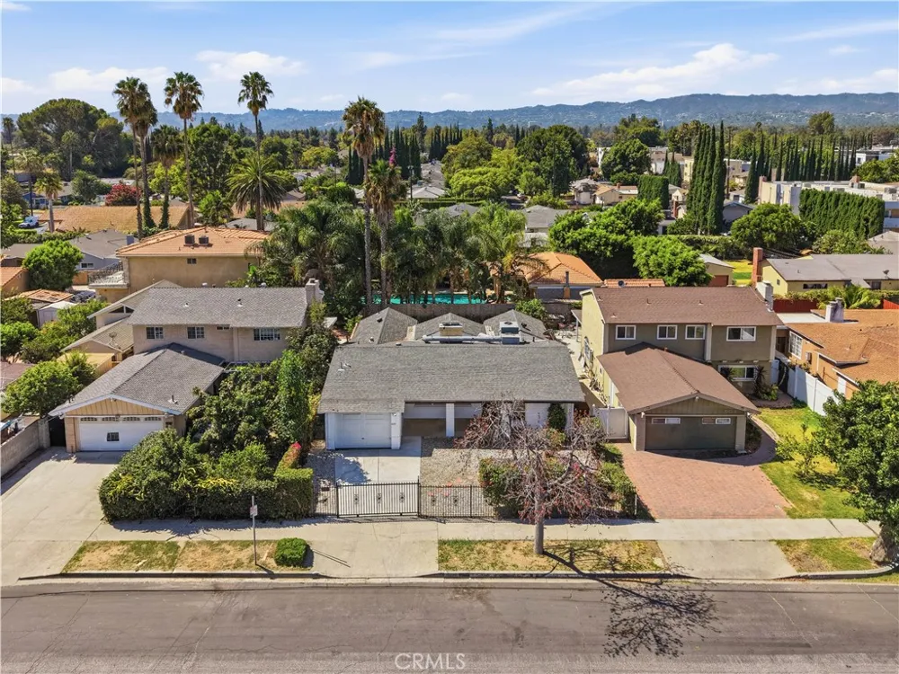 16020 Kittridge Street Lake Balboa, CA 91406