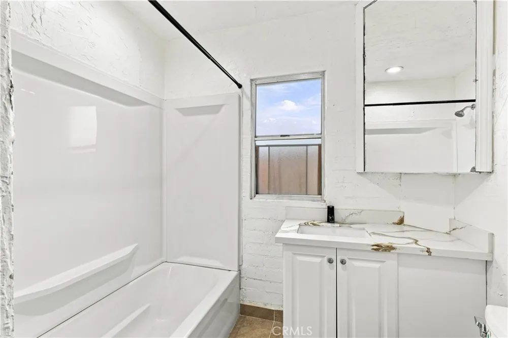 16020 Kittridge Street Lake Balboa, CA 91406