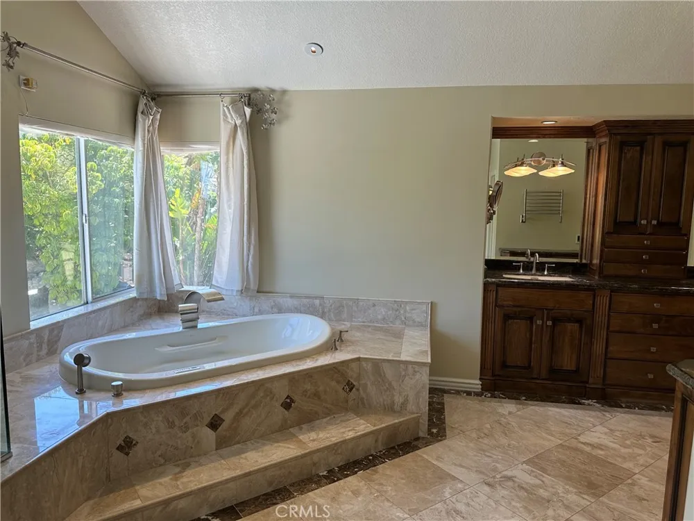 1700 Bronzewood Court Newbury Park, CA 91320