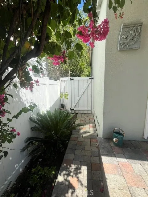 4419 Calhoun Sherman Oaks, CA 91423