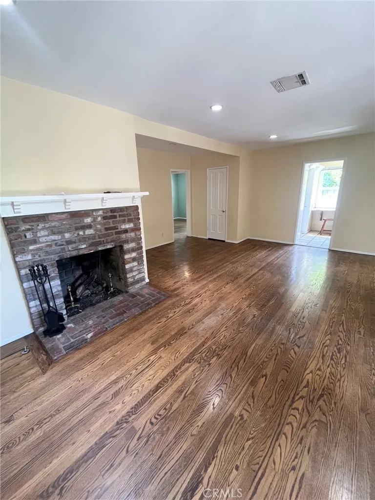4419 Calhoun Sherman Oaks, CA 91423