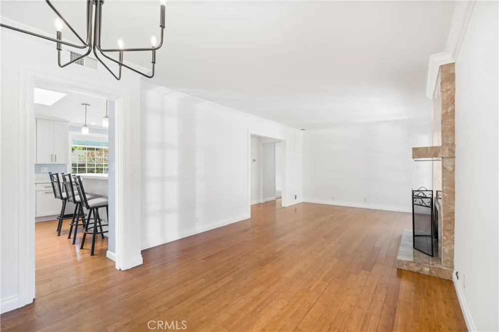 20271 Mobile Winnetka, CA 91306