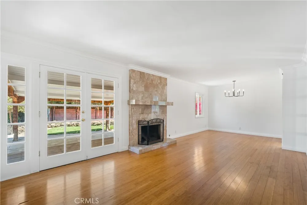 20271 Mobile Winnetka, CA 91306