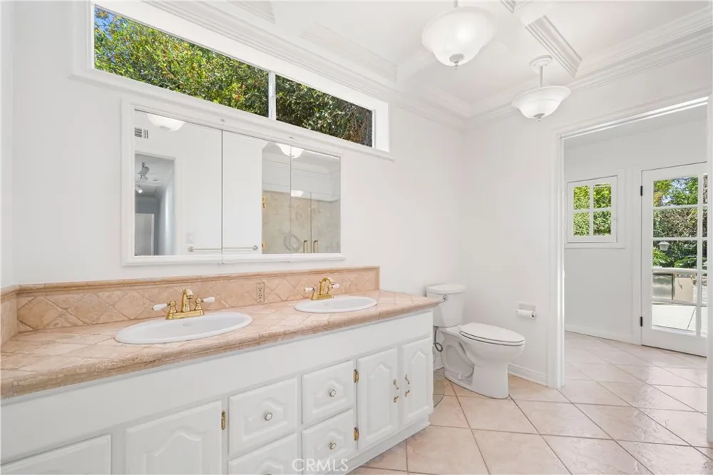 20271 Mobile Winnetka, CA 91306