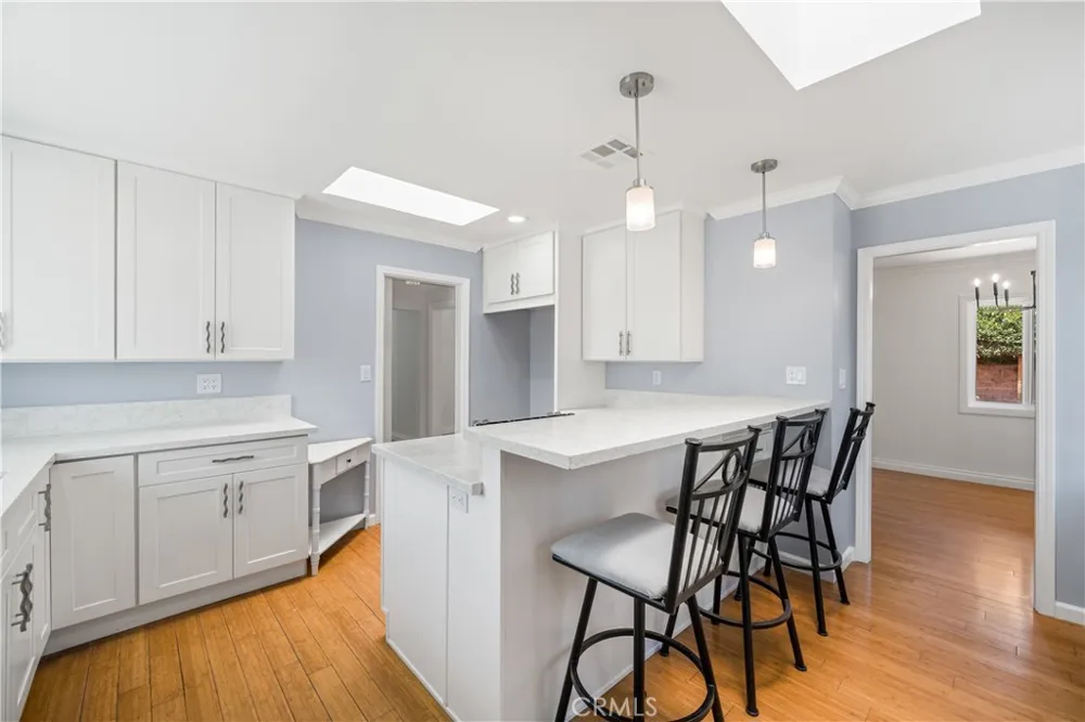 20271 Mobile Winnetka, CA 91306
