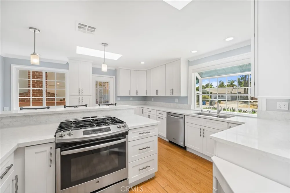 20271 Mobile Winnetka, CA 91306