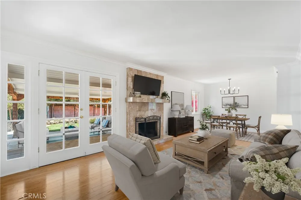 20271 Mobile Winnetka, CA 91306
