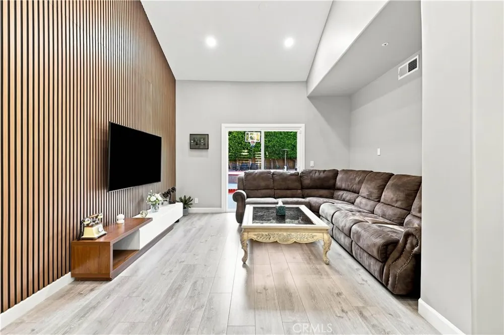 13638 Dronfield Avenue Sylmar, CA 91342