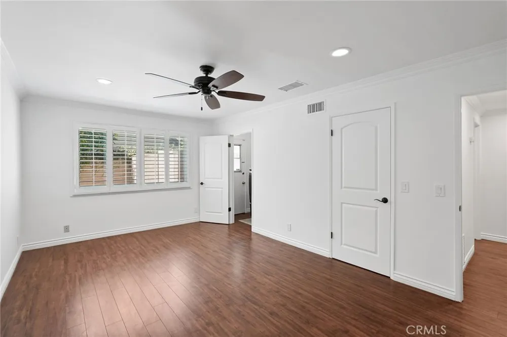 10811 Des Moines Los Angeles, CA 91326