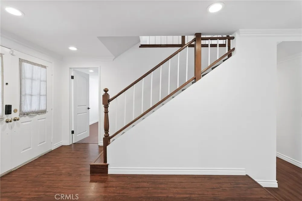 10811 Des Moines Los Angeles, CA 91326