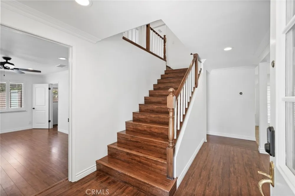 10811 Des Moines Los Angeles, CA 91326