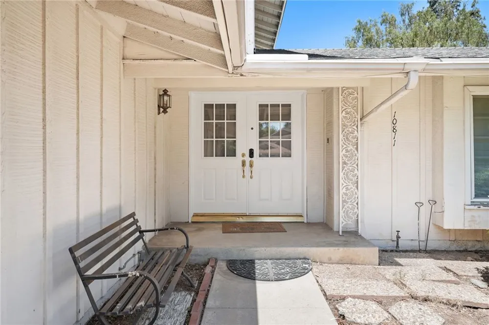 10811 Des Moines Los Angeles, CA 91326