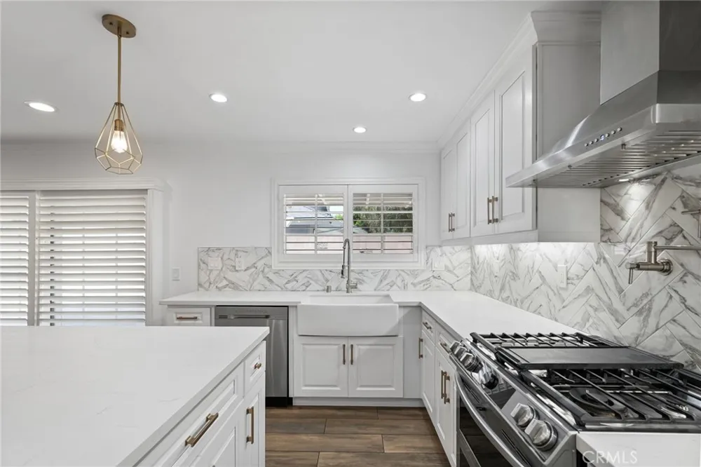 10811 Des Moines Los Angeles, CA 91326