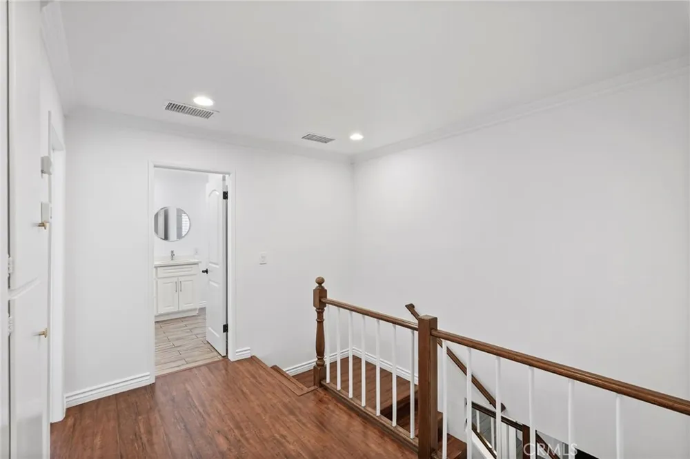 10811 Des Moines Los Angeles, CA 91326