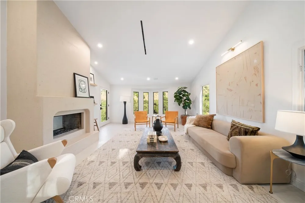 3636 Camino De La Cumbre Sherman Oaks, CA 91423