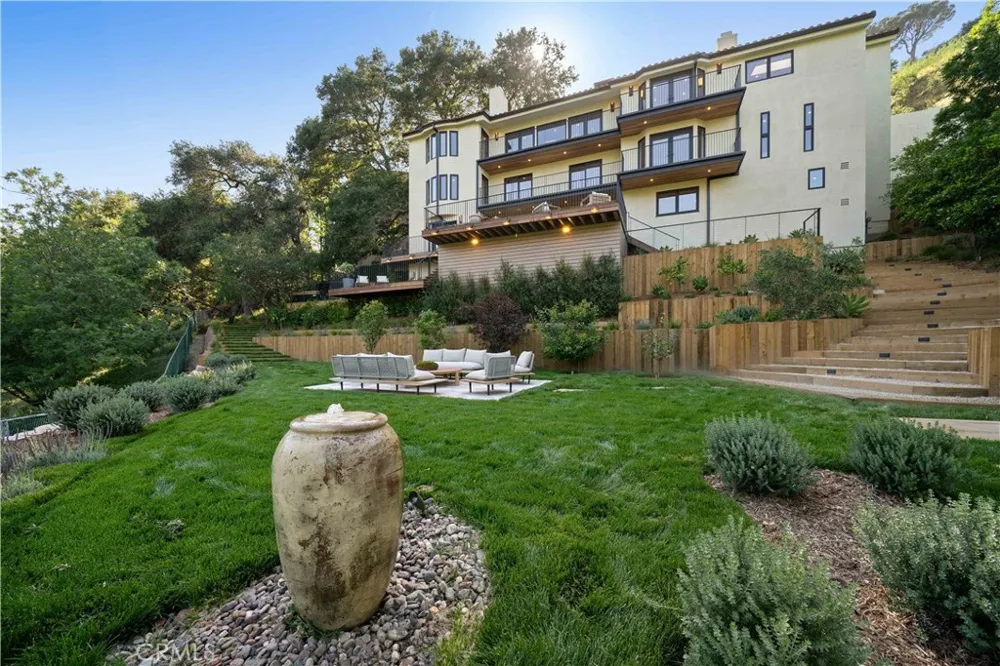 3636 Camino De La Cumbre Sherman Oaks, CA 91423