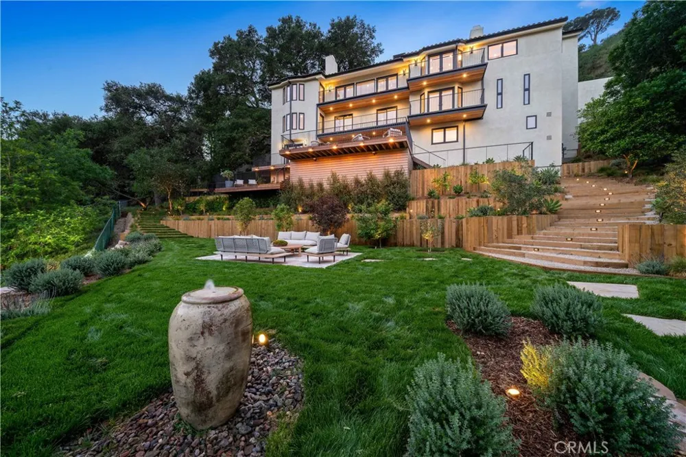 3636 Camino De La Cumbre Sherman Oaks, CA 91423