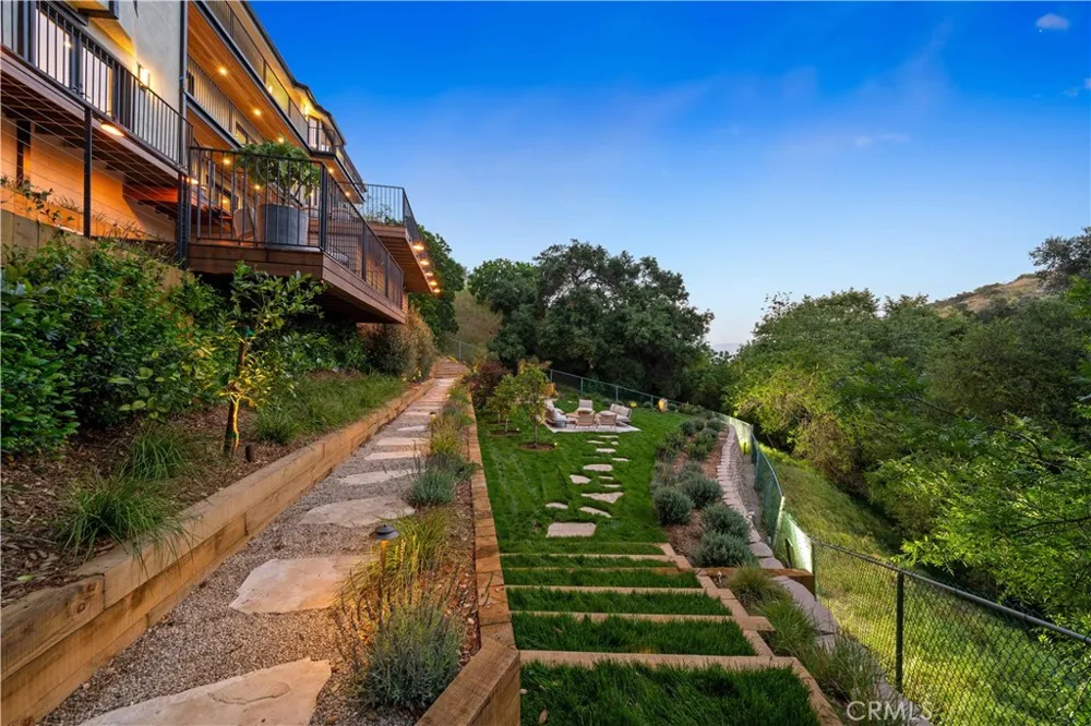 3636 Camino De La Cumbre Sherman Oaks, CA 91423