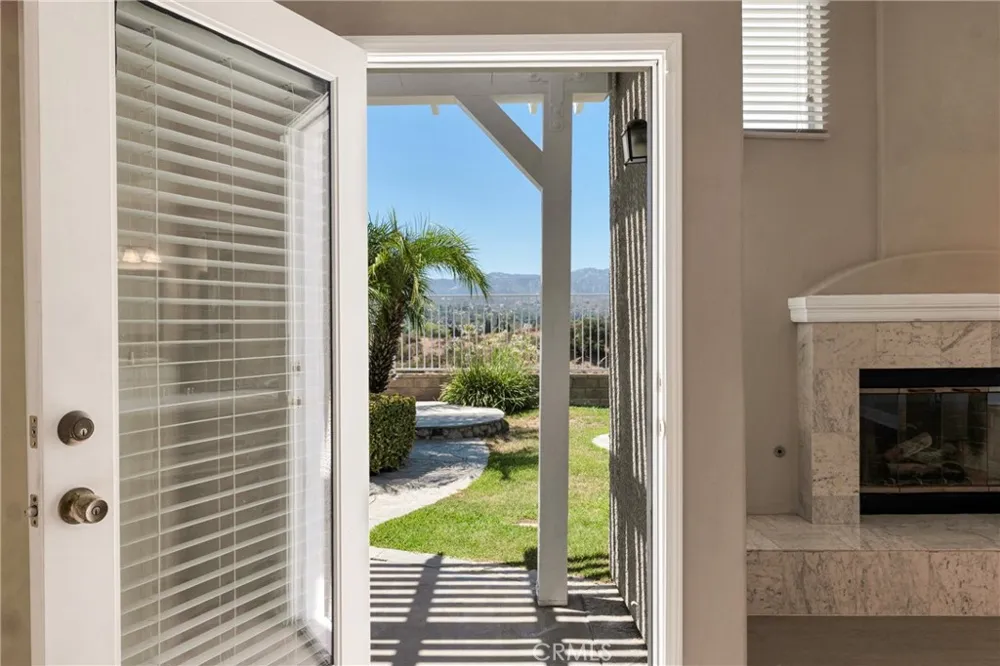 22244 Circle J Ranch Road Saugus, CA 91350