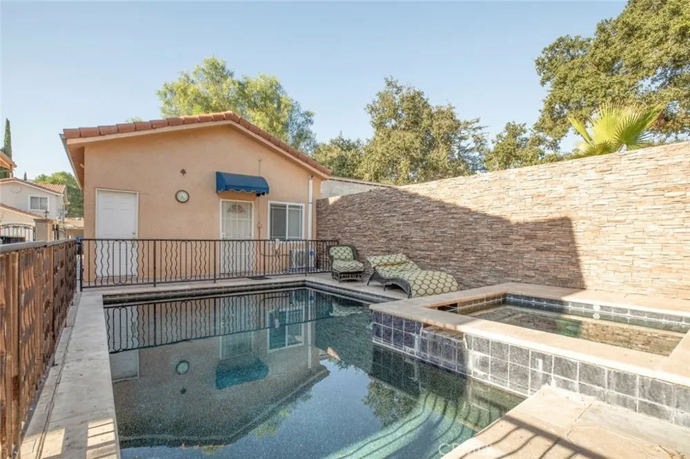 10610 Oak Tree Sunland, CA 91040