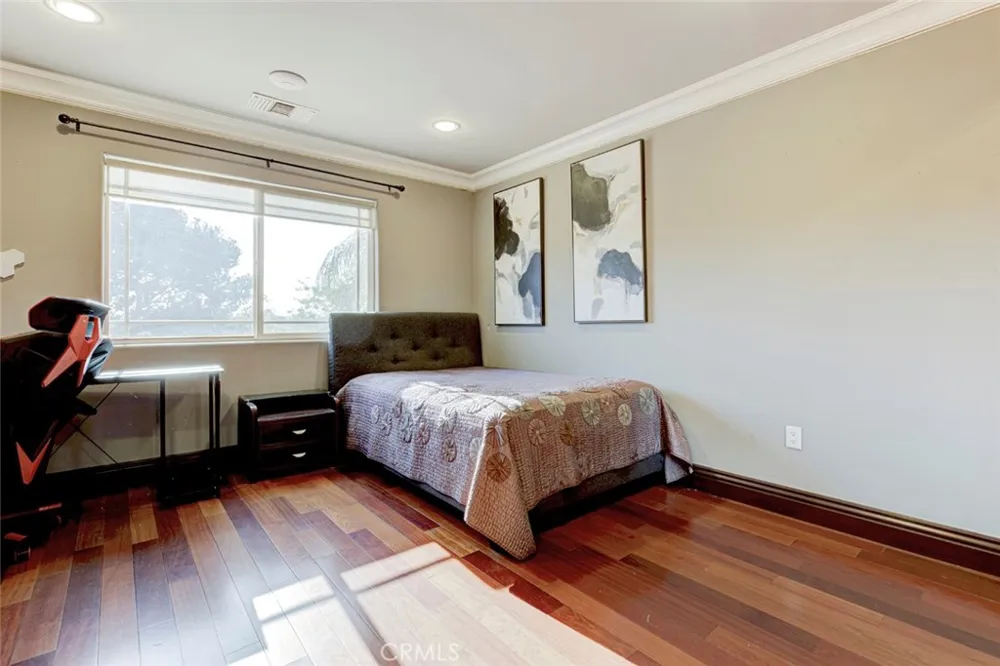 10610 Oak Tree Sunland, CA 91040