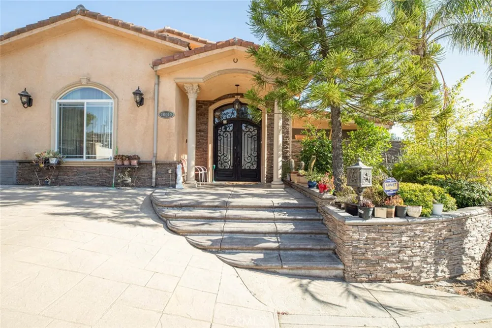10610 Oak Tree Sunland, CA 91040