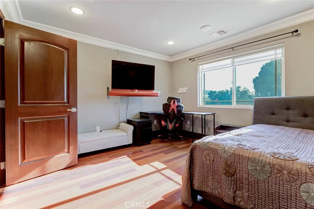 10610 Oak Tree Sunland, CA 91040