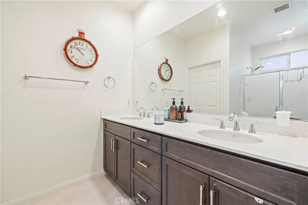 14609 W Del Playa Panorama City, CA 91402