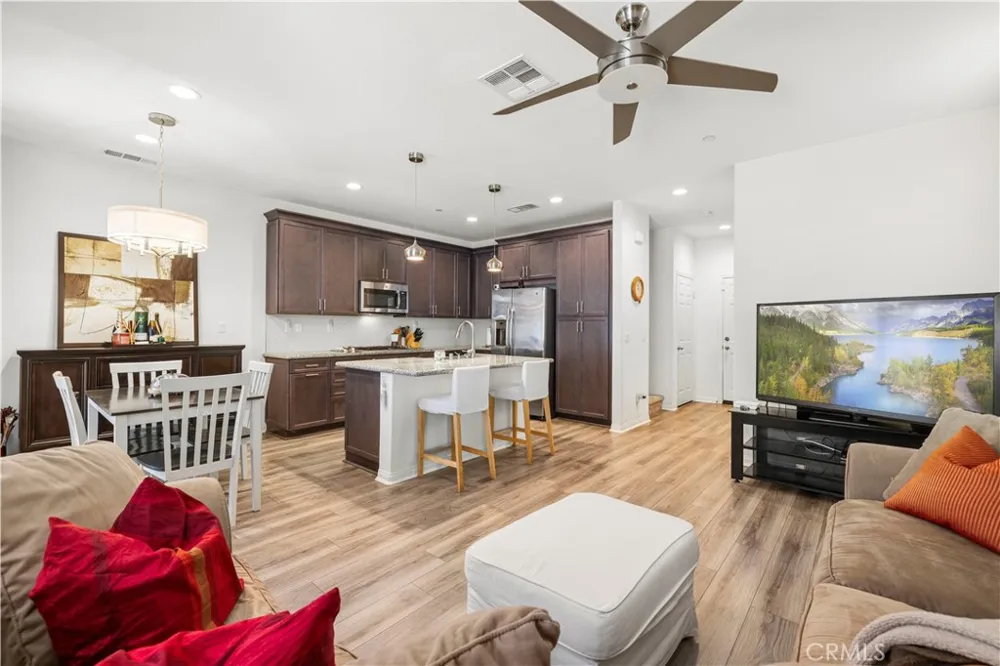 14609 W Del Playa Panorama City, CA 91402