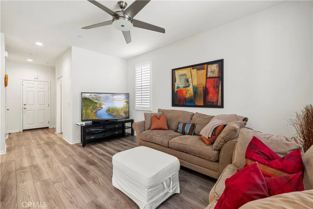 14609 W Del Playa Panorama City, CA 91402