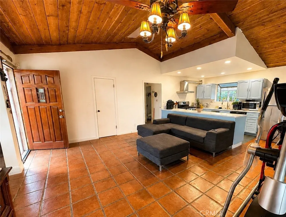 1913 Pioneer Way Pine Mountain Club, CA 93222