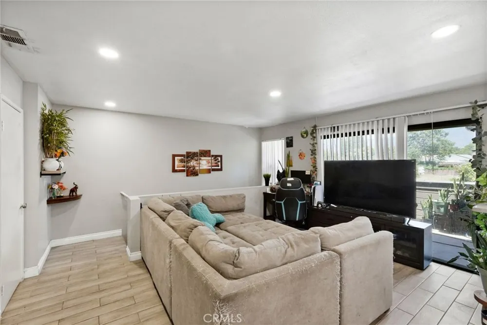 12454 Ralston #6 Sylmar, CA 91342