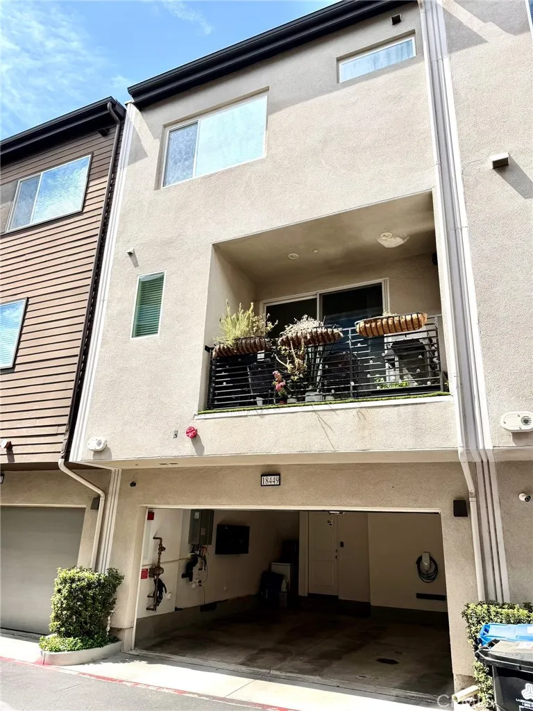 18449 W Mural Northridge, CA 91325