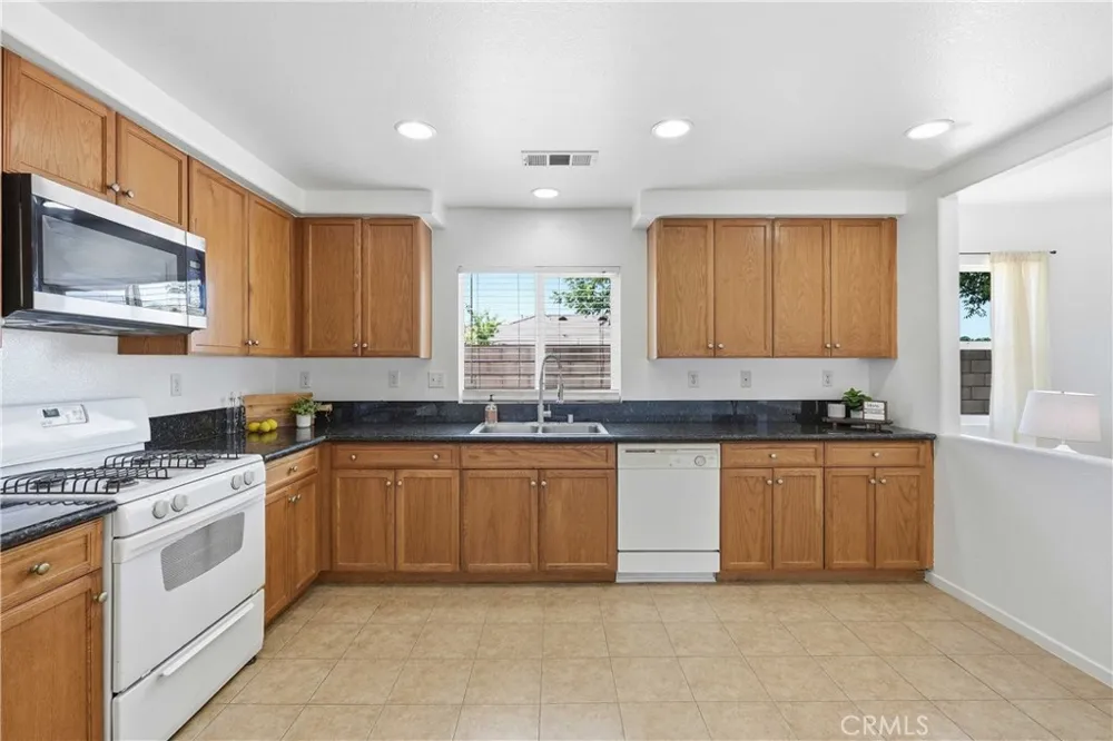 45237 Sancroft Avenue Lancaster, CA 93535