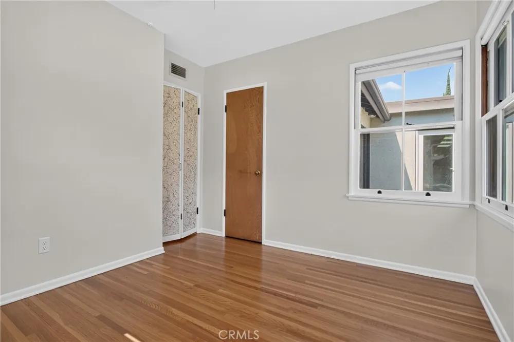 19121 Hartland Reseda, CA 91335