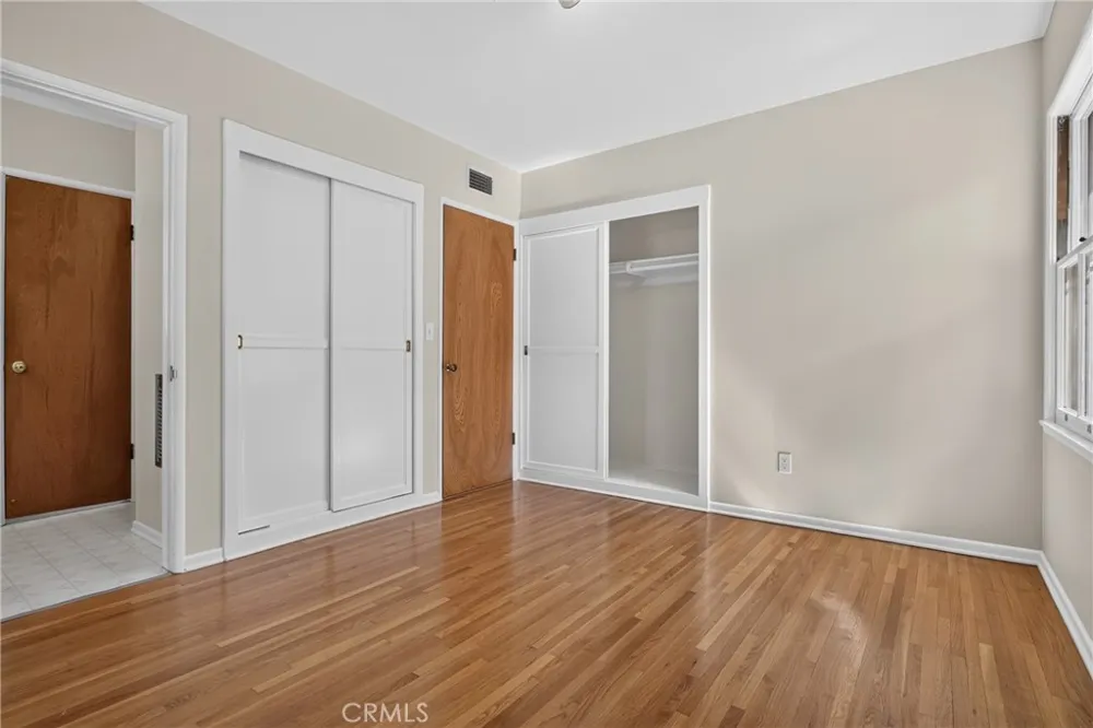 19121 Hartland Reseda, CA 91335