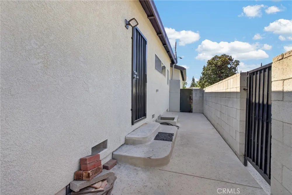 19121 Hartland Reseda, CA 91335