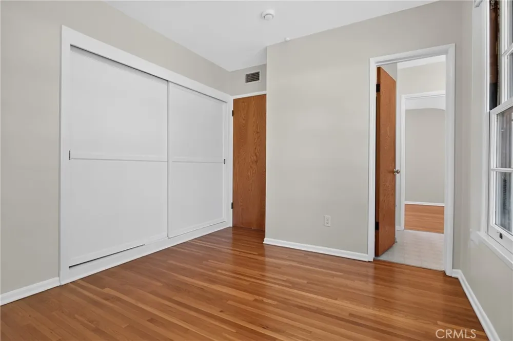 19121 Hartland Reseda, CA 91335