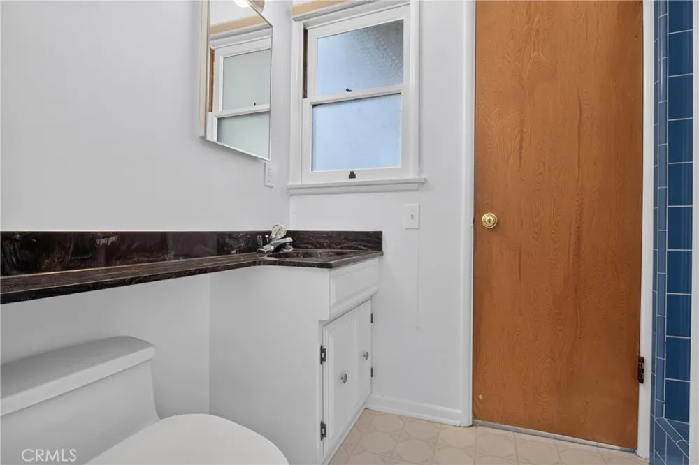 19121 Hartland Reseda, CA 91335