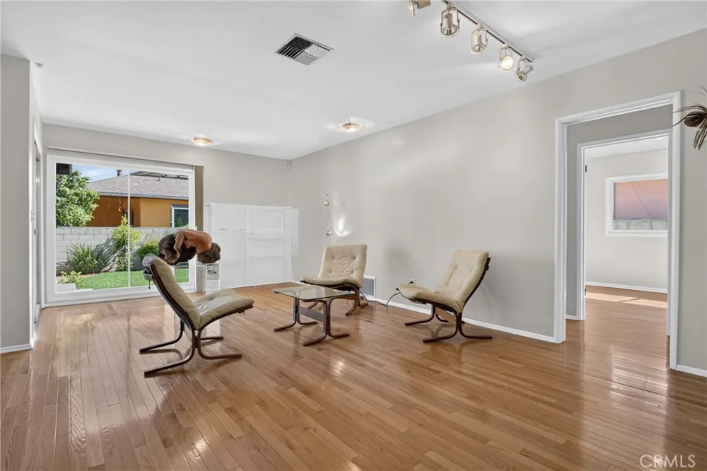 19121 Hartland Reseda, CA 91335