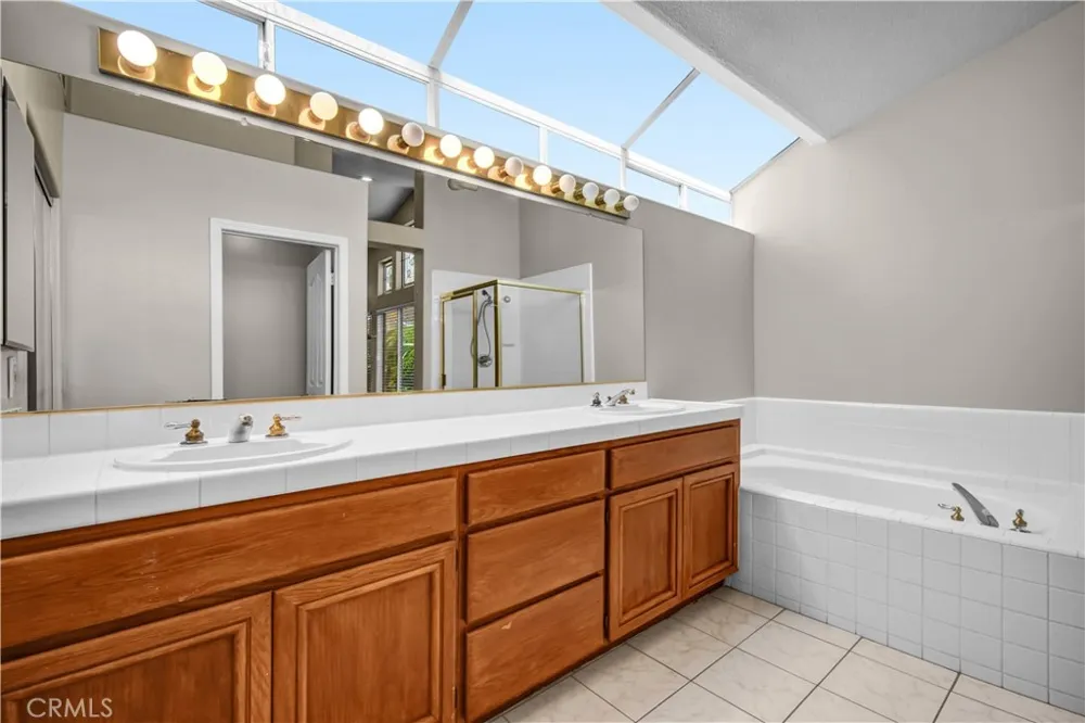 256 Ocho Rios Oak Park, CA 91377