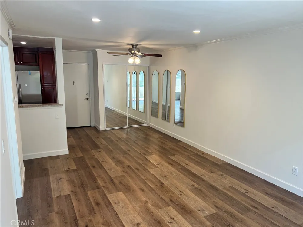 5520 Owensmouth Ave #103 Woodland Hills, CA 91367