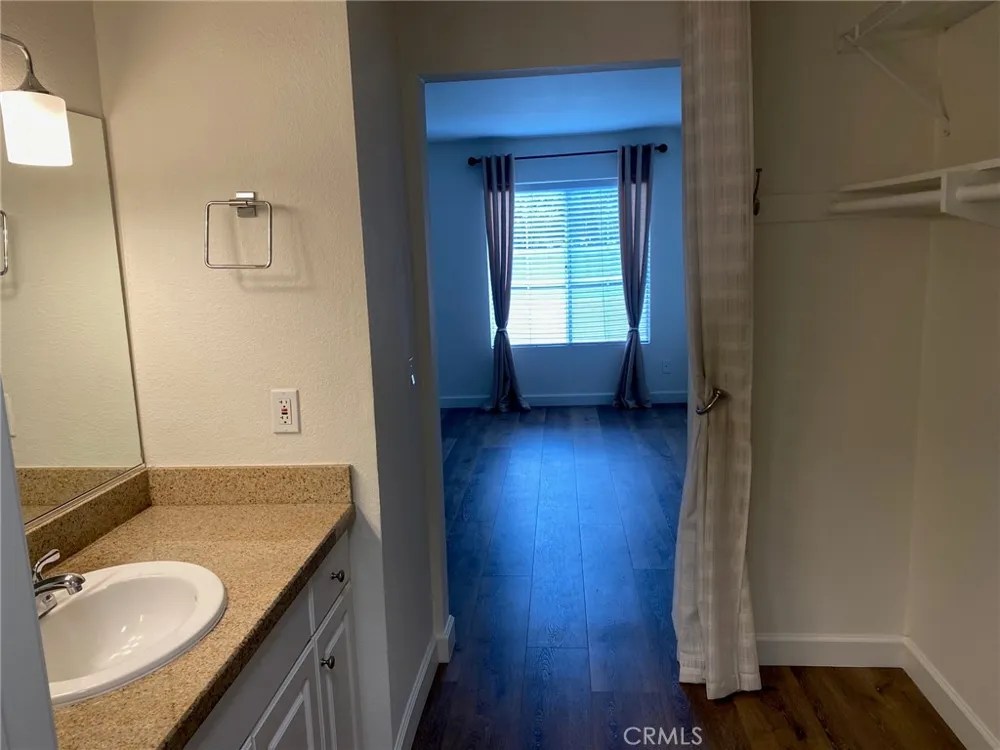 5520 Owensmouth Ave #103 Woodland Hills, CA 91367